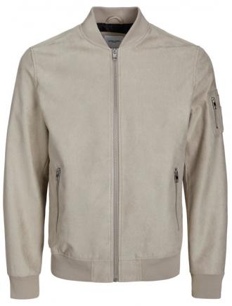 Ανοιξιάτικο μπουφάν Suede Feel Rocky της Jack%26Jones.Το ρούχο έχει μια εσωτερική τσέπη, δύο πλαϊνές τσέπες καθώς και τσέπη στο μανίκι που κλείνουν με φερμουάρ.Το σύνολο κλείνει το ελαστικό ριπ που αγκαλιάζει την μέση και τους καρπούς των χεριών.