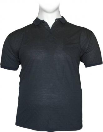 Polo jacquard με κουμπιά στο γιακά και τσέπη στο στήθος.Κομψό και ευκολοφόρετο,το μπλουζάκι αυτό θα σε ακολουθεί όλους τους ζεστούς μήνες του χρόνου. Eγγυάται την αντοχή στον αποχρωματισμό ενώ ταυτόχρονα το καθιστά πολύ άνετο και δροσερό ούτως ώστε να το φοράς άφοβα όσες ώρες θες,αποφεύγοντας τους ερεθισμούς μιας και η συγκεκριμένη πλέξη επιτρέπει στο δέρμα να αναπνέει αποβάλλοντας τον ιδρώτα.