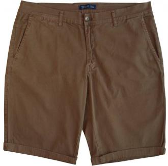 Ελαστική καπαρτινέ βερμούδα chino "Marco" της Trial. Η χρήση βαμβακολύκρας στο νήμα του υφάσματος εγγυάται την άριστη συμπεριφορά του στην επαφή με το δέρμα,την αντοχή στον αποχρωματισμό αλλά και την ευκολία στις κινήσεις. 