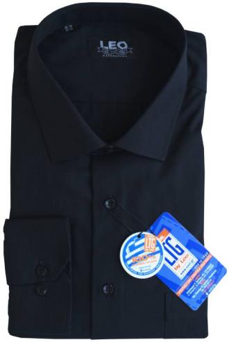 Μακρυμάνικο πουκάμισο αμπιγιέ σε κλασσική γραμμή και γαλλική ραφή.Εάν ψάχνεις ένα διαχρονικό ρούχο που να μην το επηρεάζουν οι εναλλαγές της μόδας ενώ ταυτόχρονα μπορεί να σου δώσει μεγάλο εύρος επιλογών όσο αφορά τους συνδυασμούς που μπορείς να συνθέσεις με αυτό, τότε μόλις βρήκες το προϊόν που σου ταιριάζει απόλυτα.Η αστείρευτη και συνεχώς εμπλουτιζόμενη παλέτα χρωμάτων θα σε παροτρύνει να το ταιριάξεις με ένα από τα κουστούμια σου για μια επίσημη εμφάνιση ενώ μπορείς με μεγάλη ευκολία να το προσθέσεις και στην καθημερινή σου γκαρνταρόμπα μιας και συνδυάζετε εξίσου εύκολα με παντελόνια τύπου τζιν και καπαρτινέ. Η προσθήκη του σκληρού κλασσικού κολάρου στον γιακά με την χρήση μπανέλας σου επιτρέπει να φορέσεις το συγκεκριμένο πουκάμισο με γραβάτα αλλά και χωρίς αυτή, για μια πιο casual εμφάνιση.Τέλος η λιτή γραμμή του ρούχου,η επιλογή των υλικών, αλλά και η προσεγμένη ραφή μας που εγγυάται η πείρα της εξειδίκευσής των 55 και πλέον ετών στην κατασκευή πουκαμίσων,υπόσχεται να αναδείξει όποιο σύνολο επιλέξεις να το συνδυάσεις ,κερδίζοντας τις εντυπώσεις.