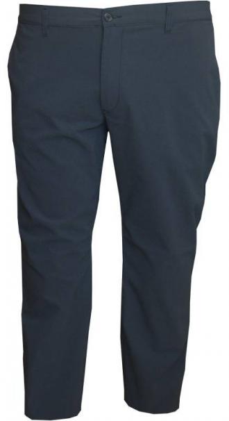 Το ελαστικό βαμβακερό chino παντελόνι είναι άλλη μια περίπτωση ρούχου σε ρόλο μπαλαντέρ,επιλεγμένο από την XXXL Leo ακριβώς για την χρηστικότητα του,αλλά και το μεγάλο εύρος στιλιστικών συνδυασμών για τους οποίους προσφέρεται.Ανέδειξε το αγαπημένο σου πουκάμισο παίζοντας με τις αντιθέσεις τις χρωματικής του παλέτας,δίνοντας ένα μοντέρνο αλλά και προσεγμένο τόνο στο καθημερινό σου ντύσιμο,απολαμβάνοντας την άριστη εφαρμογή και την ελευθερία κινήσεων που προσφέρει η εξαιρετική ποιότητα των βαμβακερών νημάτων αλλά και η μικρή ποσόστωση ινών ελαστίνης .Μην αφήσεις τις polo μπλούζες σου έξω από το παιχνίδι των εντυπώσεων, περιορίζοντας τις σε σετ με τα casual jeans σου,αλλά δημιούργησε ξεχωριστά κομψά σύνολα αλλάζοντας μόνο τον τύπο του παπουτσιού σου και προσθέτοντας στην γκαρνταρόμπα σου το πιο ταιριαστό σε αυτήν χρώμα. Η εναλλαγή από casual σε επίσημο ντύσιμο είναι το κύριο προσόν του chinos που θα σε εντυπωσιάσει και θα σου λύσει τα χέρια.Συνδύασε το κατάλληλο χρώμα του παντελονιού με ένα καλό πουκάμισο,προσθέτοντας όποιο από τα σπορ σακάκια σου θεωρείς πως ταιριάζει στον χαρακτήρα σου,διαλέγοντας κάποια ήπια χρωματική αντίθεση ή κάποιο σακάκι που να πλησιάζει το χρώμα του παντελονιού εάν θες μια πιο κλασσική εμφάνιση.Κλείσε το σύνολο με το κατάλληλο παπούτσι από την γκαρνταρόμπα σου,πετυχαίνοντας μια εντυπωσιακή και κομψή επίσημη ή βραδινή εμφάνιση,αποφεύγοντας το κλασσικό κουστούμι.