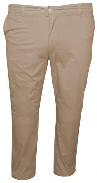 Το ελαστικό βαμβακερό chino παντελόνι είναι άλλη μια περίπτωση ρούχου σε ρόλο μπαλαντέρ,επιλεγμένο από την XXXL Leo ακριβώς για την χρηστικότητα του,αλλά και το μεγάλο εύρος στιλιστικών συνδυασμών για τους οποίους προσφέρεται.Ανέδειξε το αγαπημένο σου πουκάμισο παίζοντας με τις αντιθέσεις τις χρωματικής του παλέτας,δίνοντας ένα μοντέρνο αλλά και προσεγμένο τόνο στο καθημερινό σου ντύσιμο,απολαμβάνοντας την άριστη εφαρμογή και την ελευθερία κινήσεων που προσφέρει η εξαιρετική ποιότητα των βαμβακερών νημάτων αλλά και η μικρή ποσόστωση ινών ελαστίνης .Μην αφήσεις τις polo μπλούζες σου έξω από το παιχνίδι των εντυπώσεων, περιορίζοντας τις σε σετ με τα casual jeans σου,αλλά δημιούργησε ξεχωριστά κομψά σύνολα αλλάζοντας μόνο τον τύπο του παπουτσιού σου και προσθέτοντας στην γκαρνταρόμπα σου το πιο ταιριαστό σε αυτήν χρώμα. Η εναλλαγή από casual σε επίσημο ντύσιμο είναι το κύριο προσόν του chinos που θα σε εντυπωσιάσει και θα σου λύσει τα χέρια.Συνδύασε το κατάλληλο χρώμα του παντελονιού με ένα καλό πουκάμισο,προσθέτοντας όποιο από τα σπορ σακάκια σου θεωρείς πως ταιριάζει στον χαρακτήρα σου,διαλέγοντας κάποια ήπια χρωματική αντίθεση ή κάποιο σακάκι που να πλησιάζει το χρώμα του παντελονιού εάν θες μια πιο κλασσική εμφάνιση.Κλείσε το σύνολο με το κατάλληλο παπούτσι από την γκαρνταρόμπα σου,πετυχαίνοντας μια εντυπωσιακή και κομψή επίσημη ή βραδινή εμφάνιση,αποφεύγοντας το κλασσικό κουστούμι.