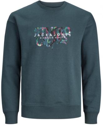 Κολεγιακή μπλούζα της Jack %26 Jones με plus fit εφαρμογή.Το ρούχο είναι κατασκευασμένο από σύμμεικτο φούτερ ύφασμα εξαιρετικής πλέξης και νηματοβαφής που σαν ιδιαίτερο χαρακτηριστικό του πέρα της ιδιαίτερης μεταξοτυπίας του έχει την άνεση κινήσεων λόγω της ελαστικότητας του και της απαλής του αίσθησης στην επαφή με το δέρμα. Με ένα πολύ μεγάλο εύρος συνδυασμών που καλύπτει από παντελόνια φόρμας μέχρι τζιν, καπαρτινέ παντελόνια και cargo παντελόνες, τα φούτερ τύπου hoodie αποτελούν αναπόσπαστο κομμάτι κάθε χειμερινής γκαρνταρόμπας για ένα χαλαρό και άνετο look.