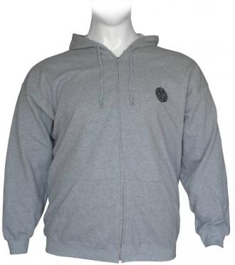 Βαμβακερή ζακέτα φούτερ δίκλωνη με κουκούλα και patch.Κομψή και πρακτική συνδυάζεται πολύ εύκολα.Η ζακέτα έχει ετσέπες στο μπροστά μέρος της και λάστιχο στο τελείωμα των μανικιών και την μέση,κρατώντας σας ζεστούς.