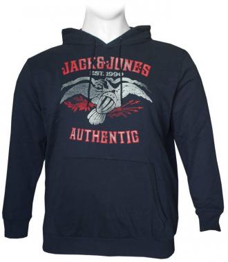 Sweat hoodie "Fonne" της Jack %26 Jones με plus fit εφαρμογή,κατασκευασμένο από σύμμεικτο φούτερ ύφασμα εξαιρετικής πλέξης και νηματοβαφής που σαν ιδιαίτερο χαρακτηριστικό του πέρα της ιδιαίτερης μεταξοτυπίας του έχει την άνεση κινήσεων λόγω της ελαστικότητας του και της απαλής του αίσθησης στην επαφή με το δέρμα. Το ρούχο έχει τσέπη μάρσιππο,επενδυμένη κουκούλα που κλείνει με κορδόνι για μεγαλύτερη προστασία από το κρύο,και βαμβακερό ελαστικό ριπ αγκαλιάζει την μέση και τα μανίκια του ρούχου. Με ένα πολύ μεγάλο εύρος συνδυασμών που καλύπτει από παντελόνια φόρμας μέχρι τζιν, καπαρτινέ παντελόνια και cargo παντελόνες, τα φούτερ τύπου hoodie αποτελούν αναπόσπαστο κομμάτι κάθε χειμερινής γκαρνταρόμπας για ένα χαλαρό και άνετο look.