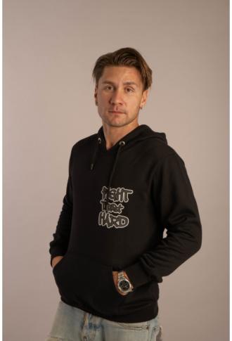Το "Fight,Trust,Hard" είναι ένα φούτερ hoodie εξαιρετικής πλέξης και νηματοβαφής που σαν ιδιαίτερο χαρακτηριστικό του πέρα της ιδιαίτερης μεταξοτυπίας του έχει την άνεση κινήσεων λόγω της ελαστικότητας του και της απαλής του αίσθησης στην επαφή με το δέρμα.Είναι κατασκευασμένο στην Ελλάδα από 100% βαμβακερές δίκλωνες ίνες και έχει υποστεί υποαλλεργικό και αντιβακτηριδιακό έλεγχο. Το βάρος του υφάσματος καθώς και ο τρόπος πλέξης του εγγυάται την αντοχή στις κρύες θερμοκρασίες του χειμώνα ενώ το ρούχο διαθέτει τσέπη μάρσιπο,λάστιχο στα μανίκια και το τελείωμα της μπλούζας,επένδυση από επιπλέον φιλέτο βαμβακερού υφάσματος στην κουκούλα καθώς και κορδόνι σύσφιξης για μεγαλύτερη προστασία από το κρύο.   Με ένα πολύ μεγάλο εύρος συνδυασμών που καλύπτει από παντελόνια φόρμας μέχρι τζιν, καπαρτινέ παντελόνια και παντελόνια τύπου τσίνος, τα φούτερ τύπου hoodie αποτελούν αναπόσπαστο κομμάτι κάθε χειμερινής γκαρνταρόμπας για ένα χαλαρό και άνετο look. 