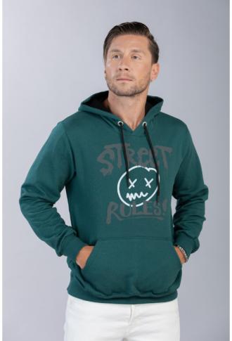  Το "Street Rules" είναι ένα φούτερ hoodie εξαιρετικής πλέξης και νηματοβαφής που σαν ιδιαίτερο χαρακτηριστικό του πέρα της ιδιαίτερης μεταξοτυπίας του έχει την άνεση κινήσεων λόγω της ελαστικότητας του και της απαλής του αίσθησης στην επαφή με το δέρμα.Είναι κατασκευασμένο στην Ελλάδα από 100% βαμβακερές δίκλωνες ίνες και έχει υποστεί υποαλλεργικό και αντιβακτηριδιακό έλεγχο. Το βάρος του υφάσματος καθώς και ο τρόπος πλέξης του εγγυάται την αντοχή στις κρύες θερμοκρασίες του χειμώνα ενώ το ρούχο διαθέτει τσέπη μάρσιπο,λάστιχο στα μανίκια και το τελείωμα της μπλούζας,επένδυση από επιπλέον φιλέτο βαμβακερού υφάσματος στην κουκούλα καθώς και κορδόνι σύσφιξης για μεγαλύτερη προστασία από το κρύο.   Με ένα πολύ μεγάλο εύρος συνδυασμών που καλύπτει από παντελόνια φόρμας μέχρι τζιν, καπαρτινέ παντελόνια και παντελόνια τύπου τσίνος, τα φούτερ τύπου hoodie αποτελούν αναπόσπαστο κομμάτι κάθε χειμερινής γκαρνταρόμπας για ένα χαλαρό και άνετο look.   