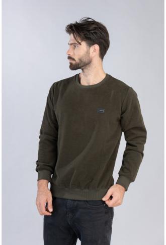 Μακρυμάνικη wool feel μπλούζα με λαιμόκοψη και δερμάτινο patch,της Leo Collection.Το φινίρισμα του ρούχου αγκαλιάζει με πλεκτό ελαστικό ριπ τους καρπούς των χεριών και την μέση ενώ με πλεκτό ριπ έχει επενδυθεί και η λαιμόκοψη του.Ιδανικό για μια προσεγμένη casual εμφάνιση αλλά και για μια πιο ξεχωριστή και ιδιαίτερη βραδινή εμφάνιση,συνδυασμένο με κάποιο από τα αγαπημένα chinos παντελόνια και σακάκια σου.Κατασκευασμένο από σύμικτο ύφασμα(Βαμβάκι 80%,Polyester 20%). Οι μακρυμάνικες μπλούζες είναι μια πρακτική επιλογή που θα σε διευκολύνει στον συνδυασμό με πολλούς τύπους παντελονιών,ενώ θα σε κρατήσει ζεστό τους χειμωνιάτικους μήνες του χρόνου.Ιδανικά συνδυασμένες με ένα πουκάμισο και ένα παντελόνι τζιν για μια ξεχωριστή και άνετη εμφάνιση κατά την διάρκεια της μέρας ,αλλά και ευκολοσυνδύαστες για την βραδινή σου έξοδο ταιριάζοντας τις με σπορ σακάκι,πουκάμισο και παντελόνι τύπου chinos ή πεντάτσεπο καπαρτινέ. Ανεξάρτητα από το πως θα επιλέξεις να τις συνδυάσεις,οι βαμβακερές μακρυμάνικες μπλούζες είναι η πλέον ιδανική και μοντέρνα επιλογή και ένα must για την γκαρνταρόμπα σου.