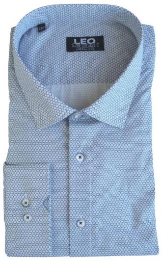 Με γνώμονα την κάθε προσεγμένη εμφάνιση που θες να κάνεις,η Leo Collection δημιούργησε το πουκάμισο "Point Blank",επιλέγοντας μέσα από μια αστείρευτη γκάμα εξαιρετικών ιταλικών νημάτων και υφασμάτων.Παίξε με τους χρωματικούς συνδυασμούς εναλλάσσοντας τα παντελόνια που έχεις στην γκαρνταρόμπα σου,ανάλογα την περίσταση αλλά και το κύρος που θέλεις να προσδώσεις στην εκάστοτε εμφάνιση σου.Το ιδιαίτερο ντεσέν του συγκεκριμένου οδηγού αναδεικνύεται από την αντίθεση του επιπλέον μονόχρωμου βαμβακερού υφάσματος στην μανσέτα και το εσωτερικό ποδαράκι του λαιμού ενώ επιπλέον σχεδιαστική πινελιά προσδίδει στο πουκάμισο το κουμπί που δένει τον γιακά στο σώμα. Ταίριαξε το με το αγαπημένο σου τζιν η καπαρτινέ παντελόνι,φορώντας το ριχτό και έξω από το παντελόνι σου για ένα άνετο και ξεχωριστό καθημερινό ντύσιμο,ενώ ο συνδυασμός με ένα παντελόνι τύπου chinos ή με ένα επίσημο παντελόνι κουστουμιού με το "Point Blank" φορεμένο μέσα από το παντελόνι,υπόσχεται να απογειώσει στιλιστικά την βραδινή ή επίσημη εμφάνιση σου.    Είναι γεγονός πως τα τελευταία χρόνια τα έντονα εμπριμέ αλλά και τα πουά ντεσέν έχουν κάνει την είσοδο τους στο ανδρικό ντύσιμο αλλά και στις περισσότερες ανδρικές γκαρνταρόμπες .Ευκολοφόρετα και εντυπωσιακά στην εμφάνιση εκ φύσεως δώσανε στυλιστικές λύσεις στο καθημερινό αλλά και στο επίσημο μοντέρνο ανδρικό ντύσιμο.Παρακολουθώντας λοιπόν από κοντά τις τάσεις της μόδας αλλά και τους διεθνείς καταλόγους παραγωγής των μεγαλύτερων υφαντουργιών στον τομέα του ανδρικού πουκαμισού,η Leo Collection συνεχίζει να επιλέγει τα ιδανικά υφάσματα που αφορούν το ανδρικό πουκάμισο σε μεγάλο μέγεθος με τις όποιες ιδιαιτερότητες αυτό έχει.Άλλωστε η πείρα των 55 και πλέον ετών της είναι η προφανέστερη και καλύτερη εγγύηση που μπορείς να έχεις.