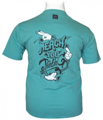  T-shirt "Merch You" της Leo Collection με μεταξοτυπία .Το συγκεκριμένο μπλουζάκι φτιάχτηκε ειδικά για εσένα που προτιμάς τα απορροφητικά και διαπνέοντα υφάσματα τις ζεστές μέρες του καλοκαιριού. Βαμβακερό ελαστικό ριπ έχει χρησιμοποιηθεί στο φινίρισμα του γιακά ενώ το μονόχρωμο σύνολο του t-shirt πλαισιώνει και αναδεικνύει την μεταξοτυπία υψηλής ποιότητας που βρίσκεται στο κέντρο του .Κατασκευασμένο από εξαιρετικής ποιότητας μακό πενιέ ύφασμα(100%Βαμβάκι ),απαλό στην αφή και δροσερό λόγω της αγανής αλλά όχι διάφανης πλέξης του,δεν θα θες να το αποχωριστείς από πάνω σου.Μπορείς να το συνδυάσεις πολύ εύκολα με κάποιο από τα τζιν παντελόνια σου είτε με οποιαδήποτε από τις βερμούδες σου και να εντυπωσιάσεις παίζοντας με τις διχρωμίες ή την χρωματική αντίθεση που θα επιλέξεις.  