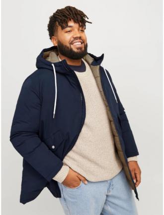 Ανακαλύψτε την ιδανική επιλογή για τον χειμώνα με το Jack %26 Jones Loop Parka Jacket. Αυτό το εντυπωσιακό παρκά προσφέρει συνδυασμό στυλ και λειτουργικότητας, παρέχοντας την τέλεια προστασία από τις χαμηλές θερμοκρασίες και τις καιρικές συνθήκες. Σύνθεση: Κατασκευασμένο από ανθεκτικό υλικό με επένδυση πολυεστέρα, για άριστη θερμική προστασία και άνεση. Η εσωτερική επένδυση προσφέρει επιπλέον ζεστασιά χωρίς να προσθέτει όγκο. Χαρακτηριστικά: Αδιάβροχο και Αντιανεμικό: Διαθέτει ειδική επεξεργασία για αντοχή στις βροχές και στους ανέμους, διασφαλίζοντας ότι παραμένετε στεγνοί και προστατευμένοι. Ρυθμιζόμενη Κουκούλα: Εξοπλισμένη με ρυθμιζόμενη κουκούλα, που σας παρέχει επιπλέον προστασία από τις καιρικές συνθήκες. Κλείσιμο με Φερμουάρ και Κουμπιά: Το διπλό σύστημα κλεισίματος προσφέρει ασφαλή και άνετη εφαρμογή. Πολλαπλές Τσέπες: Περιλαμβάνει ευρύχωρες μπροστινές τσέπες με κουμπιά και εσωτερικές τσέπες για πρακτική αποθήκευση προσωπικών αντικειμένων.