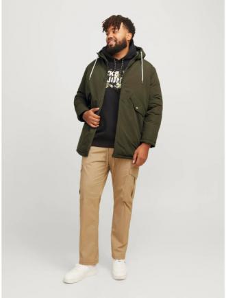 Ανακαλύψτε την ιδανική επιλογή για τον χειμώνα με το Jack %26 Jones Loop Parka Jacket. Αυτό το εντυπωσιακό παρκά προσφέρει συνδυασμό στυλ και λειτουργικότητας, παρέχοντας την τέλεια προστασία από τις χαμηλές θερμοκρασίες και τις καιρικές συνθήκες. Σύνθεση: Κατασκευασμένο από ανθεκτικό υλικό με επένδυση πολυεστέρα, για άριστη θερμική προστασία και άνεση. Η εσωτερική επένδυση προσφέρει επιπλέον ζεστασιά χωρίς να προσθέτει όγκο. Χαρακτηριστικά: Αδιάβροχο και Αντιανεμικό: Διαθέτει ειδική επεξεργασία για αντοχή στις βροχές και στους ανέμους, διασφαλίζοντας ότι παραμένετε στεγνοί και προστατευμένοι. Ρυθμιζόμενη Κουκούλα: Εξοπλισμένη με ρυθμιζόμενη κουκούλα, που σας παρέχει επιπλέον προστασία από τις καιρικές συνθήκες. Κλείσιμο με Φερμουάρ και Κουμπιά: Το διπλό σύστημα κλεισίματος προσφέρει ασφαλή και άνετη εφαρμογή. Πολλαπλές Τσέπες: Περιλαμβάνει ευρύχωρες μπροστινές τσέπες με κουμπιά και εσωτερικές τσέπες για πρακτική αποθήκευση προσωπικών αντικειμένων.