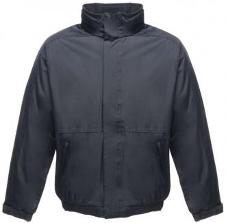 Το Eco Dover είναι ένα ανθεκτικό και οικολογικό μπουφάν, σχεδιασμένο για να παρέχει άνεση και προστασία σε όλες τις καιρικές συνθήκες. Ιδανικό για καθημερινή χρήση, συνδυάζει στιβαρή κατασκευή με περιβαλλοντική συνείδηση. Χαρακτηριστικά: Υλικό: Κατασκευασμένο από ανακυκλωμένα υλικά, προσφέροντας οικολογική βιωσιμότητα και αντοχή. Αδιάβροχο: Προστατεύει από βροχή και υγρασία, διατηρώντας σας στεγνούς καθ%27 όλη τη διάρκεια της ημέρας. Κουκούλα: Ρυθμιζόμενη κουκούλα για επιπλέον προστασία από τον άνεμο και τη βροχή. Αντιανεμικό: Αποτελεσματική προστασία από τον άνεμο για μεγαλύτερη άνεση σε εξωτερικούς χώρους. Μόνωση: Θερμική επένδυση που κρατάει τη θερμότητα, ιδανική για κρύες καιρικές συνθήκες. Σχεδιασμός: Κλασικός και κομψός σχεδιασμός, κατάλληλος για επαγγελματικό και καθημερινό ντύσιμο. Κλείσιμο: Μπροστινό φερμουάρ με κάλυμμα για επιπλέον προστασία από τον αέρα. Τσέπες: Αρκετές εξωτερικές και εσωτερικές τσέπες για πρακτική αποθήκευση αντικειμένων. Εφαρμογή: Άνετη, κανονική γραμμή που επιτρέπει ευκολία κινήσεων. Το Eco Dover είναι ιδανικό για όσους αναζητούν ένα ανθεκτικό και λειτουργικό μπουφάν που συνδυάζει την προστασία από τα στοιχεία της φύσης με φιλικά προς το περιβάλλον υλικά.