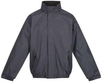 Το Eco Dover είναι ένα ανθεκτικό και οικολογικό μπουφάν, σχεδιασμένο για να παρέχει άνεση και προστασία σε όλες τις καιρικές συνθήκες. Ιδανικό για καθημερινή χρήση, συνδυάζει στιβαρή κατασκευή με περιβαλλοντική συνείδηση. Χαρακτηριστικά: Υλικό: Κατασκευασμένο από ανακυκλωμένα υλικά, προσφέροντας οικολογική βιωσιμότητα και αντοχή. Αδιάβροχο: Προστατεύει από βροχή και υγρασία, διατηρώντας σας στεγνούς καθ%27 όλη τη διάρκεια της ημέρας. Κουκούλα: Ρυθμιζόμενη κουκούλα για επιπλέον προστασία από τον άνεμο και τη βροχή. Αντιανεμικό: Αποτελεσματική προστασία από τον άνεμο για μεγαλύτερη άνεση σε εξωτερικούς χώρους. Μόνωση: Θερμική επένδυση που κρατάει τη θερμότητα, ιδανική για κρύες καιρικές συνθήκες. Σχεδιασμός: Κλασικός και κομψός σχεδιασμός, κατάλληλος για επαγγελματικό και καθημερινό ντύσιμο. Κλείσιμο: Μπροστινό φερμουάρ με κάλυμμα για επιπλέον προστασία από τον αέρα. Τσέπες: Αρκετές εξωτερικές και εσωτερικές τσέπες για πρακτική αποθήκευση αντικειμένων. Εφαρμογή: Άνετη, κανονική γραμμή που επιτρέπει ευκολία κινήσεων. Το Eco Dover είναι ιδανικό για όσους αναζητούν ένα ανθεκτικό και λειτουργικό μπουφάν που συνδυάζει την προστασία από τα στοιχεία της φύσης με φιλικά προς το περιβάλλον υλικά.