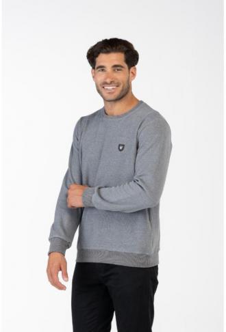 Μακρυμάνικη wool feel μπλούζα με λαιμόκοψη και δερμάτινο patch,της Leo Collection.Το φινίρισμα του ρούχου αγκαλιάζει με πλεκτό ελαστικό ριπ τους καρπούς των χεριών και την μέση ενώ με πλεκτό ριπ έχει επενδυθεί και η λαιμόκοψη του.Ιδανικό για μια προσεγμένη casual εμφάνιση αλλά και για μια πιο ξεχωριστή και ιδιαίτερη βραδινή εμφάνιση,συνδυασμένο με κάποιο από τα αγαπημένα chinos παντελόνια και σακάκια σου.Κατασκευασμένο από σύμικτο ύφασμα(Βαμβάκι 80%,Polyester 20%). Οι μακρυμάνικες μάλλινες μπλούζες είναι μια πρακτική επιλογή που θα σε διευκολύνει στον συνδυασμό με πολλούς τύπους παντελονιών,ενώ θα σε κρατήσει ζεστό τους χειμωνιάτικους μήνες του χρόνου.Ιδανικά συνδυασμένες με ένα πουκάμισο και ένα παντελόνι τζιν για μια ξεχωριστή και άνετη εμφάνιση κατά την διάρκεια της μέρας ,αλλά και ευκολοσυνδύαστες για την βραδινή σου έξοδο ταιριάζοντας τις με σπορ σακάκι,πουκάμισο και παντελόνι τύπου chinos ή πεντάτσεπο καπαρτινέ. Ανεξάρτητα από το πως θα επιλέξεις να τις συνδυάσεις,οι βαμβακερές μακρυμάνικες μπλούζες είναι η πλέον ιδανική και μοντέρνα επιλογή και ένα must για την γκαρνταρόμπα σου.