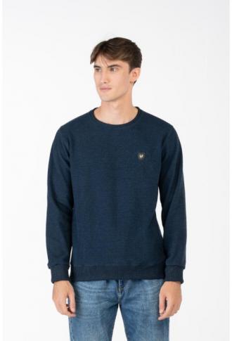 Μακρυμάνικη wool feel μπλούζα με λαιμόκοψη και δερμάτινο patch,της Leo Collection.Το φινίρισμα του ρούχου αγκαλιάζει με πλεκτό ελαστικό ριπ τους καρπούς των χεριών και την μέση ενώ με πλεκτό ριπ έχει επενδυθεί και η λαιμόκοψη του.Ιδανικό για μια προσεγμένη casual εμφάνιση αλλά και για μια πιο ξεχωριστή και ιδιαίτερη βραδινή εμφάνιση,συνδυασμένο με κάποιο από τα αγαπημένα chinos παντελόνια και σακάκια σου.Κατασκευασμένο από σύμικτο ύφασμα(Βαμβάκι 80%,Polyester 20%). Οι μακρυμάνικες μάλλινες μπλούζες είναι μια πρακτική επιλογή που θα σε διευκολύνει στον συνδυασμό με πολλούς τύπους παντελονιών,ενώ θα σε κρατήσει ζεστό τους χειμωνιάτικους μήνες του χρόνου.Ιδανικά συνδυασμένες με ένα πουκάμισο και ένα παντελόνι τζιν για μια ξεχωριστή και άνετη εμφάνιση κατά την διάρκεια της μέρας ,αλλά και ευκολοσυνδύαστες για την βραδινή σου έξοδο ταιριάζοντας τις με σπορ σακάκι,πουκάμισο και παντελόνι τύπου chinos ή πεντάτσεπο καπαρτινέ. Ανεξάρτητα από το πως θα επιλέξεις να τις συνδυάσεις,οι βαμβακερές μακρυμάνικες μπλούζες είναι η πλέον ιδανική και μοντέρνα επιλογή και ένα must για την γκαρνταρόμπα σου.