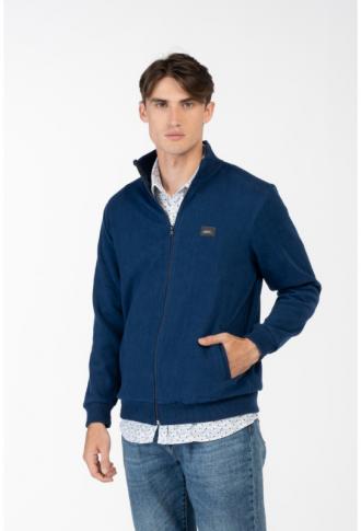 Βαμβακερή ζακέτα wool feel μακρυμάνικη με φερμουάρ,της Leo Collection.Η ζακέτα έχει ένα μεταλλικό patch στο ύψος του στήθους,καθώς και ελαστικό ριπ στα μανίκια και την μέση.Το ρούχο είναι κατασκευασμένο από εξαιρετικής ποιότητας τρίκλωστο βαμβάκι που προσφέρει άνεση κινήσεων όλες τις ώρες της ημέρας.Η ειδική πλέξη του νήματος του υφάσματος που αφήνει μια ζεστή και απαλή αίσθηση στην επαφή με το δέρμα ενώ η χρήση ανεξίτηλων νηματοβαφών εγγυάται την αντοχή στον αποχρωματισμό. Οι μακρυμάνικες βαμβακερές ζακέτες είναι μια πρακτική επιλογή που θα σε διευκολύνει στον συνδυασμό με πολλούς τύπους παντελονιών ενώ θα σε κρατήσει ζεστό τους χειμωνιάτικους μήνες του χρόνου.Μπορούν να φορεθούν το ίδιο εύκολα μόνες τους όσο και να