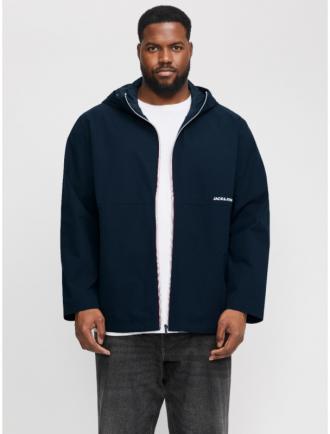 Ανανεώστε τη γκαρνταρόμπα σας με το Jack %26 Jones Adam Light Jacket, το ιδανικό ελαφρύ μπουφάν για κάθε εποχή.Κατασκευασμένο από υψηλής ποιότητας ύφασμα, με ανθεκτικότητα και ελαφρότητα για άνεση όλη την ημέρα.Ιδανικό για καθημερινές εμφανίσεις, προσφέρει εξαιρετική άνεση και στυλ χωρίς να θυσιάζει την προστασία από τον άνεμο και τις μικρές βροχοπτώσεις.Minimal και μοντέρνο, με φερμουάρ και μικρό λογότυπο Jack %26 Jones στο στήθος.Με δύο πλαϊνές τσέπες με φερμουάρ για αποθήκευση των προσωπικών σας αντικειμένων,μία εσωτερική και ρυθμιζόμενη κουκούλα για επιπλέον προστασία.Η ελαφριά εφαρμογή του προσφέρει άνεση και ελευθερία κινήσεων, κατάλληλο για layering ή για ανεξάρτητη χρήση.Ιδανικό για φθινόπωρο και άνοιξη, συνδυάζεται εύκολα με τζιν, παντελόνια ή ακόμα και σορτς για μια casual εμφάνιση. Ανακαλύψτε το Jack %26 Jones Adam Light Jacket και απολαύστε στυλ, άνεση και λειτουργικότητα σε κάθε σας βήμα.