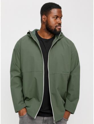 Ανανεώστε τη γκαρνταρόμπα σας με το Jack %26 Jones Adam Light Jacket, το ιδανικό ελαφρύ μπουφάν για κάθε εποχή.Κατασκευασμένο από υψηλής ποιότητας ύφασμα, με ανθεκτικότητα και ελαφρότητα για άνεση όλη την ημέρα.Ιδανικό για καθημερινές εμφανίσεις, προσφέρει εξαιρετική άνεση και στυλ χωρίς να θυσιάζει την προστασία από τον άνεμο και τις μικρές βροχοπτώσεις.Minimal και μοντέρνο, με φερμουάρ και μικρό λογότυπο Jack %26 Jones στο στήθος.Με δύο πλαϊνές τσέπες με φερμουάρ για αποθήκευση των προσωπικών σας αντικειμένων,μία εσωτερική και ρυθμιζόμενη κουκούλα για επιπλέον προστασία.Η ελαφριά εφαρμογή του προσφέρει άνεση και ελευθερία κινήσεων, κατάλληλο για layering ή για ανεξάρτητη χρήση.Ιδανικό για φθινόπωρο και άνοιξη, συνδυάζεται εύκολα με τζιν, παντελόνια ή ακόμα και σορτς για μια casual εμφάνιση. Ανακαλύψτε το Jack %26 Jones Adam Light Jacket και απολαύστε στυλ, άνεση και λειτουργικότητα σε κάθε σας βήμα.