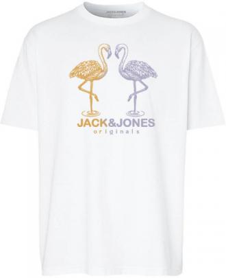 Μακό t-shirt "Split Gradient Tee" της Jack %26 Jones με μεταξοτυπία. Κατασκευασμένο από 100% βιολογικό βαμβακερό ύφασμα που το καθιστά πολύ άνετο και δροσερό ούτως ώστε να το φοράς άφοβα όσες ώρες θες .Μπορείς να το συνδυάσεις πολύ εύκολα με κάποιο από τα τζιν παντελόνια σου είτε με οποιαδήποτε από τις βερμούδες σου και να εντυπωσιάσεις παίζοντας με τις διχρωμίες ή την χρωματική αντίθεση που θα επιλέξεις.