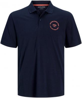 Βαμβακερό polo ζέρσευ της Jack %26 Jones σε plus fit γραμμή.Κατασκευασμένο από εξαιρετικής ποιότητας 100% βαμβακερό ύφασμα που το καθιστά πολύ άνετο και δροσερό ούτως ώστε να το φοράς άφοβα όσες ώρες θες,αποφεύγοντας τους ερεθισμούς μιας και η συγκεκριμένη πλέξη επιτρέπει στο δέρμα να αναπνέει αποβάλλοντας τον ιδρώτα.