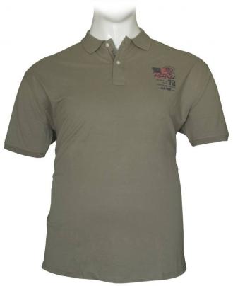 Αναβάθμισε το casual στυλ σου με αυτό το premium κοντομάνικο polo της Redfield. Κατασκευασμένο από υψηλής ποιότητας 100% βαμβακερό πετροπλυμένο ύφασμα, προσφέρει μοναδική υφή και ελαφρώς ξεθωριασμένη όψη για αυθεντικό, vintage χαρακτήρα. Το διακριτικό κέντημα στο στήθος προσθέτει μια κομψή λεπτομέρεια, ενώ τα ελαστικά ριπ στα μανίκια εξασφαλίζουν τέλεια εφαρμογή και άνεση. Χαρακτηριστικά: Πετροπλυμένη επεξεργασία για μοναδικό look Διακριτικό κέντημα στο στήθος Ελαστικά ριπ τελειώματα στα μανίκια Κλασικός γιακάς με κουμπιά Άνετη, κανονική γραμμή Ιδανικό για καθημερινές εμφανίσεις με στυλ, είτε το συνδυάσεις με jeans είτε με chinos.