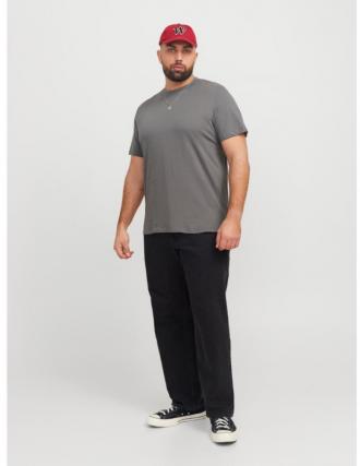 Βαμβακερό μονόχρωμο μακό T-shirt της Jack %26 Jones.Ένα μπλουζάκι ιδανικό για τους περισσότερους μήνες.Όταν ο υδράργυρος προσπαθεί να φτάσει ή φτάνει στο κόκκινο και κάθε άλλος τύπος υφάσματος γίνετε αφόρητος κάτω από τον Ελληνικό ήλιο,το βαμβακερό ρούχο γίνετε μια απαράβατη αναγκαιότητα σε κάθε ανδρική γκαρνταρόμπα.Κατασκευασμένο από 100% εξαιρετικής ποιότητας βαμβακερό ύφασμα,απαλό στην αφή και δροσερό,δεν θα θες να το αποχωριστείς από πάνω σου.