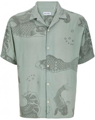   Με γνώμονα την κάθε προσεγμένη εμφάνιση που θες να κάνεις,η Leo XXXL επέλεξε για σένα ένα πουκάμισο μέσα από μια μεγάλη γκάμα προσεκτικά διαλεγμένων καλοκαιρινών υφασμάτων.Παίξε με τους χρωματικούς συνδυασμούς εναλλάσσοντας τα παντελόνια που έχεις στην γκαρνταρόμπα σου,ανάλογα την περίσταση αλλά και το κύρος που θέλεις να προσδώσεις στην εκάστοτε εμφάνιση σου.Ταίριαξε το με το αγαπημένο σου τζιν η καπαρτινέ πεντάτσεπο παντελόνι,φορώντας το ριχτό και έξω από το παντελόνι σου για ένα άνετο και ξεχωριστό καθημερινό ντύσιμο.Κάνοντας λοιπόν την συγκεκριμένη επιλογή και ξεκινώντας την ημέρα σου φορώντας το,μέσα στην πρώτη ώρα θα ξεχάσεις ότι φοράς ένα casual πουκάμισο σαν όλα τα υπόλοιπα της γκαρνταρόμπας σου.      Είναι γεγονός πως τα τελευταία χρόνια τα έντονα σχεδιαστά πουκάμισα έχουν κάνει την είσοδο τους στο ανδρικό ντύσιμο αλλά και στις περισσότερες ανδρικές γκαρνταρόμπες .Ευκολοφόρετα και εντυπωσιακά στην εμφάνιση εκ φύσεως δώσανε στυλιστικές λύσεις στο καθημερινό αλλά και στο επίσημο μοντέρνο ανδρικό ντύσιμο.Παρακολουθώντας λοιπόν από κοντά τις τάσεις της μόδας αλλά και τους διεθνείς καταλόγους παραγωγής των μεγαλύτερων υφαντουργιών στον τομέα του ανδρικού πουκαμισού,η Leo Collection συνεχίζει να επιλέγει τα ιδανικά υφάσματα που αφορούν το ανδρικό πουκάμισο σε μεγάλο μέγεθος με τις όποιες ιδιαιτερότητες αυτό έχει.Άλλωστε η πείρα των 62 και πλέον ετών της είναι η προφανέστερη και καλύτερη εγγύηση που μπορείς να έχεις.