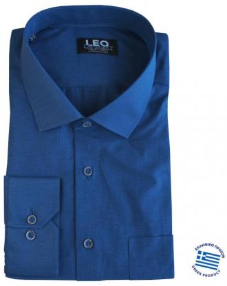 Μακρυμάνικο πουκάμισο Fil-a-Fil σε κλασσική γραμμή και γαλλική ραφή.Εάν ψάχνεις ένα διαχρονικό ρούχο που να μην το επηρεάζουν οι εναλλαγές της μόδας ενώ ταυτόχρονα μπορεί να σου δώσει μεγάλο εύρος επιλογών όσο αφορά τους συνδυασμούς που μπορείς να συνθέσεις με αυτό, τότε μόλις βρήκες το προϊόν που σου ταιριάζει απόλυτα.Η αστείρευτη και συνεχώς εμπλουτιζόμενη παλέτα χρωμάτων θα σε παροτρύνει να το ταιριάξεις με ένα από τα κουστούμια σου για μια επίσημη εμφάνιση ενώ μπορείς με μεγάλη ευκολία να το προσθέσεις και στην καθημερινή σου γκαρνταρόμπα μιας και συνδυάζετε εξίσου εύκολα με παντελόνια τύπου τζιν και καπαρτινέ.Η προσθήκη του σκληρού κλασσικού κολάρου στον γιακά με την χρήση μπανέλας σου επιτρέπει να φορέσεις το συγκεκριμένο πουκάμισο με γραβάτα αλλά και χωρίς αυτή, σηκώνοντας τον γιακά σε όποια θέση επιθυμείς, για μια πιο casual εμφάνιση.Τέλος η λιτή γραμμή του ρούχου,η επιλογή των υλικών, αλλά και η προσεγμένη ραφή μας που εγγυάται η πείρα της εξειδίκευσής των 55 και πλέον ετών στην κατασκευή πουκαμίσων,υπόσχεται να αναδείξει όποιο σύνολο επιλέξεις να το συνδυάσεις ,κερδίζοντας τις εντυπώσεις.