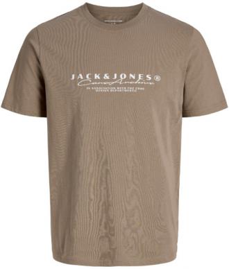 Μακό t-shirt "Point Branding Tee" της Jack %26 Jones με μεταξοτυπία. Κατασκευασμένο από 100% βιολογικό βαμβακερό ύφασμα που το καθιστά πολύ άνετο και δροσερό ούτως ώστε να το φοράς άφοβα όσες ώρες θες .Μπορείς να το συνδυάσεις πολύ εύκολα με κάποιο από τα τζιν παντελόνια σου είτε με οποιαδήποτε από τις βερμούδες σου και να εντυπωσιάσεις παίζοντας με τις διχρωμίες ή την χρωματική αντίθεση που θα επιλέξεις.