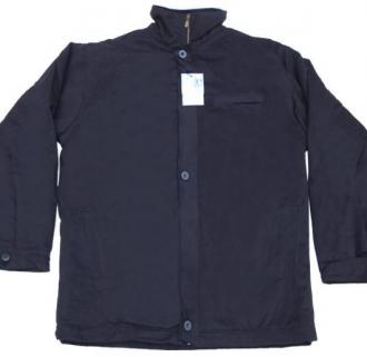 Βαμβακερό καπαρτινέ τζάκετ ελληνικής κατασκευής με επένδυση υαλοβάμβακα και βαμβακερή φόδρα.Το ρούχο έχει δύο τσέπες κοφτές στο κάτω μέρος του,μία τσέπη στο στήθος και μία εσωτερική.Με κοκάλινα κουμπιά κλείνουν οι μανσέτες των μανικιών και η πατιλέτα.Ιδανικό για μια προσεγμένη casual εμφάνιση.