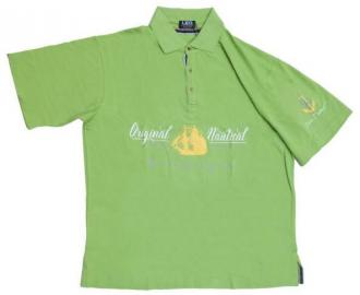 Βαμβακερό πόλο πικέ με κοντό μανίκι και ανοίγματα δεξιά/αριστερά στο τελείωμα της μπλούζας.Η μπλούζα έχει μεταξοτυπία και στάμπα flock στο ύψος του στήθους καθώς και μεταξοτυπία το μανίκι.