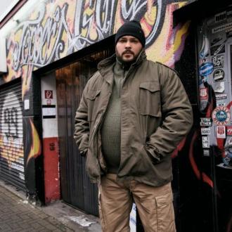 Jacket M-65 Classic κατασκευασμένο από ανθεκτικό ύφασμα που απωθεί το νερό.Το ρούχο έχει: Αφαιρούμενη επένδυση Κουκούλα που διπλώνει στο εσωτερικό του γιακά 4 τσέπες που ασφαλίζουν με μεταλλικό τρουκ Velcro στο τελείωμα των μανικιών Κορδόνι σύσφιξης στην μέση Μεταλλικό φερμουάρ και πατιλέτα που κλείνει με μεταλλικά τρουκ. Σύνθεση: Εξωτερικό μέρος: 80% polyester, 20% Βαμβάκι / Φόδρα: 100% Βαμβακερή/ Αφαιρούμενη επένδυση: 100% polyester