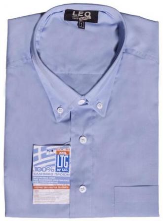 Μονόχρωμο πουκάμισο κοντομάνικο.Το πουκάμισο έχει μία τσέπη στο ύψος του στήθους και κουμπί στον γιακά.