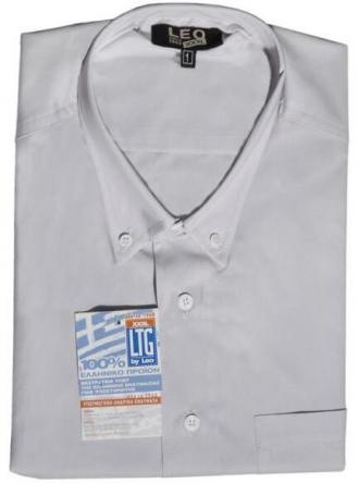 Μονόχρωμο πουκάμισο κοντομάνικο.Το πουκάμισο έχει μία τσέπη στο ύψος του στήθους και κουμπί στον γιακά.