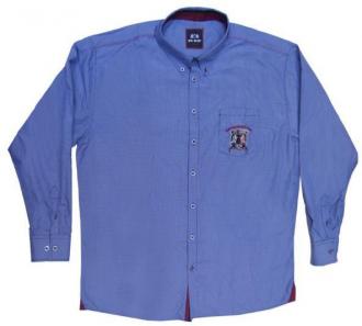 Εάν δεν έχεις δοκιμάσει στο ντύσιμο σου το ξεχωριστό ύφος που προσδίδει ένα casual καρό πουκάμισο,τότε έχεις την ιδανική ευκαιρία να το κάνεις με την ιδιαίτερα στιλιστική πρόταση μας.Το κέντημα στην τσέπη του στήθους δεν ειναι η μόνη χρωματική αντίθεση πάνω στο αρχικό ντεσέν του υφάσματος,αλλά είναι η πιο χτυπητή.Κάθε χρώμα του συγκεκριμένου οδηγού αναδεικνύεται με την αντίθεση του επιπλέον υφάσματος στην πατιλέτα,την μανσέτα και το εσωτερικό ποδαράκι του λαιμού,καθώς και τις κεντητές λεπτομέρειες στο ύψος του γιακά.Επέλεξε τον ιδανικό χρωματικό τόνο που σου ταιριάζει ανάλογα την περίσταση,μιας και μπορείς να το συνδυάσεις εξίσου εύκολα με ένα τζιν αλλά και με ένα παντελόνι τύπου chinos..Το σύνολο των οπτικών αντιθέσεων ολοκληρώνετε με τις διχρωμίες στο φινίρισμα και ράψιμο των κουμπιών ενώ ξεχωριστό σχεδιαστικό τόνο προσδίδει στο ρούχο η εξώραφη πατιλέτα.Είναι γεγονός πως τα τελευταία χρόνια τα έντονα καρο αλλά και τα πουά ντεσέν έχουν κάνει την είσοδο τους στο ανδρικό ντύσιμο αλλά και στις περισσότερες ανδρικές γκαρνταρόμπες .Ευκολοφόρετα και εντυπωσιακά στην εμφάνιση εκ φύσεως δώσανε στυλιστικές λύσεις στο καθημερινό αλλά και στο επίσημο μοντέρνο ανδρικό ντύσιμο.Παρακολουθώντας λοιπόν από κοντά τις τάσεις της μόδας αλλά και τους διεθνείς καταλόγους παραγωγής των μεγαλύτερων υφαντουργιών στον τομέα του ανδρικού πουκαμισού,η Leo Collection συνεχίζει να επιλέγει τα ιδανικά υφάσματα που αφορούν το ανδρικό πουκάμισο σε μεγάλο μέγεθος με τις όποιες ιδιαιτερότητες αυτό έχει.Άλλωστε η πείρα των 55 και πλέον ετών της είναι η προφανέστερη και καλύτερη εγγύηση που μπορείς να έχεις.