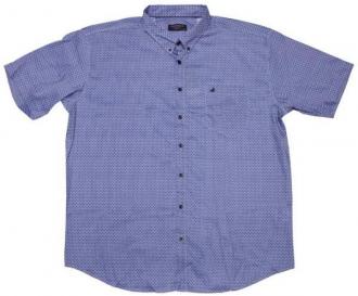 Ελαστικό κοντομάνικο πουκάμισο με τσέπη στο στήθος.Με γνώμονα την άνεση και την χρηστικότητα της κάθε προσεγμένης εμφάνισης που θες να κάνεις ,η Leo Collection δημιούργησε το συγκεκριμένο πουκάμισο μέσα από μια συνεχώς εμπλουτιζόμενη γκάμα υφασμάτων.Παίξε με τους χρωματικούς συνδυασμούς εναλλάσσοντας τα παντελόνια που έχεις στην γκαρνταρόμπα σου,ανάλογα την περίσταση αλλά και το κύρος που θέλεις να προσδώσεις στην εκάστοτε εμφάνιση σου.Ταίριαξε το με το αγαπημένο σου τζιν η καπαρτινέ πεντάτσεπο παντελόνι,φορώντας το ριχτό και έξω από το παντελόνι σου για ένα άνετο και ξεχωριστό καθημερινό ντύσιμο.Κάνοντας λοιπόν την συγκεκριμένη επιλογή και ξεκινώντας την ημέρα σου φορώντας το,μέσα στην πρώτη ώρα θα ξεχάσεις ότι φοράς ένα casual πουκάμισο σαν όλα τα υπόλοιπα της γκαρνταρόμπας σου.Για να ακριβολογούμε,θα πρέπει να προσπαθήσεις πολύ για να αισθανθείς ότι φοράς κάτι πάνω σου,χωρίς αυτό να σημαίνει ότι η εμφάνιση σου δεν θα εντυπωσιάσει. Είναι γεγονός πως τα τελευταία χρόνια τα έντονα σχεδιαστά πουκάμισα έχουν κάνει την είσοδο τους στο ανδρικό ντύσιμο αλλά και στις περισσότερες ανδρικές γκαρνταρόμπες .Ευκολοφόρετα και εντυπωσιακά στην εμφάνιση εκ φύσεως δώσανε στυλιστικές λύσεις στο καθημερινό αλλά και στο επίσημο μοντέρνο ανδρικό ντύσιμο.Παρακολουθώντας λοιπόν από κοντά τις τάσεις της μόδας αλλά και τους διεθνείς καταλόγους παραγωγής των μεγαλύτερων υφαντουργιών στον τομέα του ανδρικού πουκαμισού,η Leo Collection συνεχίζει να επιλέγει τα ιδανικά υφάσματα που αφορούν το ανδρικό πουκάμισο σε μεγάλο μέγεθος με τις όποιες ιδιαιτερότητες αυτό έχει.Άλλωστε η πείρα των 59 και πλέον ετών της είναι η προφανέστερη και καλύτερη εγγύηση που μπορείς να έχεις.