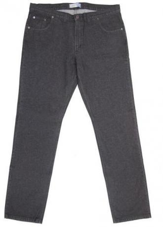 Μπορεί ίσως να μην το γνωρίζεις αλλά η ντουλάπα σου σίγουρα περιέχει ένα ρούχο που ποτέ δεν βγήκε εκτός μόδας από το 1850,οπότε και δημιουργήθηκε.Μιλάμε φυσικά για το κλασικό σταθερό τζιν παντελόνι αλλά και για όλες τις διαφορετικές μετέπειτα εφαρμογές του βαμβακερού τζιν υφάσματος,σε μια ευρεία γκάμα ρούχων.Η εξαιρετική αντοχή στις καταχρήσεις(ακόμα και σε ακραίες συνθήκες) ήταν ο πρωταρχικός λόγος της προτίμησης που έδειξε ο κόσμος σε αυτό,αλλά οι διαφορετικοί πειραματισμοί στις προσμίξεις των νημάτων και οι πολλές επεξεργασίες που επιδεχόταν σαν ύφασμα,καθιέρωσαν το denim ύφασμα στην θέση που βρίσκετε πλέον. Το σταθερό τζιν παντελόνι μεσαίου καβάλου της Consorzio είναι ένα ρούχο που σίγουρα θα