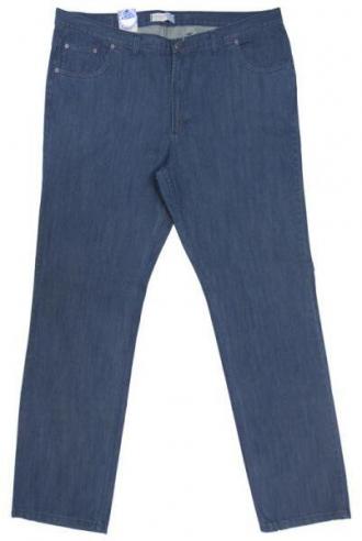 Μπορεί ίσως να μην το γνωρίζεις αλλά η ντουλάπα σου σίγουρα περιέχει ένα ρούχο που ποτέ δεν βγήκε εκτός μόδας από το 1850,οπότε και δημιουργήθηκε.Μιλάμε φυσικά για το κλασικό σταθερό τζιν παντελόνι αλλά και για όλες τις διαφορετικές μετέπειτα εφαρμογές του βαμβακερού τζιν υφάσματος,σε μια ευρεία γκάμα ρούχων.Η εξαιρετική αντοχή στις καταχρήσεις(ακόμα και σε ακραίες συνθήκες) ήταν ο πρωταρχικός λόγος της προτίμησης που έδειξε ο κόσμος σε αυτό,αλλά οι διαφορετικοί πειραματισμοί στις προσμίξεις των νημάτων και οι πολλές επεξεργασίες που επιδεχόταν σαν ύφασμα,καθιέρωσαν το denim ύφασμα στην θέση που βρίσκετε πλέον. Το σταθερό τζιν παντελόνι μεσαίου καβάλου της Consorzio είναι ένα ρούχο που σίγουρα θα