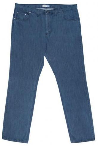 Μπορεί ίσως να μην το γνωρίζεις αλλά η ντουλάπα σου σίγουρα περιέχει ένα ρούχο που ποτέ δεν βγήκε εκτός μόδας από το 1850,οπότε και δημιουργήθηκε.Μιλάμε φυσικά για το κλασικό σταθερό τζιν παντελόνι αλλά και για όλες τις διαφορετικές μετέπειτα εφαρμογές του βαμβακερού τζιν υφάσματος,σε μια ευρεία γκάμα ρούχων.Η εξαιρετική αντοχή στις καταχρήσεις(ακόμα και σε ακραίες συνθήκες) ήταν ο πρωταρχικός λόγος της προτίμησης που έδειξε ο κόσμος σε αυτό,αλλά οι διαφορετικοί πειραματισμοί στις προσμίξεις των νημάτων και οι πολλές επεξεργασίες που επιδεχόταν σαν ύφασμα,καθιέρωσαν το denim ύφασμα στην θέση που βρίσκετε πλέον. Το σταθερό τζιν παντελόνι μεσαίου καβάλου της Consorzio είναι ένα ρούχο που σίγουρα θα