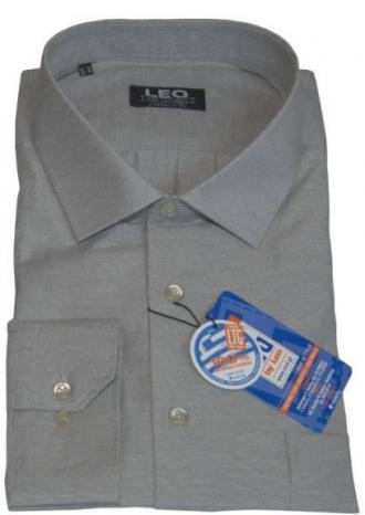 Μακρυμάνικο πουκάμισο Fil-a-Fil σε κλασσική γραμμή και γαλλική ραφή.Εάν ψάχνεις ένα διαχρονικό ρούχο που να μην το επηρεάζουν οι εναλλαγές της μόδας ενώ ταυτόχρονα μπορεί να σου δώσει μεγάλο εύρος επιλογών όσο αφορά τους συνδυασμούς που μπορείς να συνθέσεις με αυτό, τότε μόλις βρήκες το προϊόν που σου ταιριάζει απόλυτα.Η αστείρευτη και συνεχώς εμπλουτιζόμενη παλέτα χρωμάτων θα σε παροτρύνει να το ταιριάξεις με ένα από τα κουστούμια σου για μια επίσημη εμφάνιση ενώ μπορείς με μεγάλη ευκολία να το προσθέσεις και στην καθημερινή σου γκαρνταρόμπα μιας και συνδυάζετε εξίσου εύκολα με παντελόνια τύπου τζιν και καπαρτινέ.Η προσθήκη του σκληρού κλασσικού κολάρου στον γιακά με την χρήση μπανέλας σου επιτρέπει να φορέσεις το συγκεκριμένο πουκάμισο με γραβάτα αλλά και χωρίς αυτή, σηκώνοντας τον γιακά σε όποια θέση επιθυμείς, για μια πιο casual εμφάνιση.Τέλος η λιτή γραμμή του ρούχου,η επιλογή των υλικών, αλλά και η προσεγμένη ραφή μας που εγγυάται η πείρα της εξειδίκευσής των 55 και πλέον ετών στην κατασκευή πουκαμίσων,υπόσχεται να αναδείξει όποιο σύνολο επιλέξεις να το συνδυάσεις ,κερδίζοντας τις εντυπώσεις.