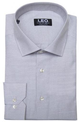 Μακρυμάνικο πουκάμισο Fil-a-Fil σε κλασσική γραμμή και γαλλική ραφή.Εάν ψάχνεις ένα διαχρονικό ρούχο που να μην το επηρεάζουν οι εναλλαγές της μόδας ενώ ταυτόχρονα μπορεί να σου δώσει μεγάλο εύρος επιλογών όσο αφορά τους συνδυασμούς που μπορείς να συνθέσεις με αυτό, τότε μόλις βρήκες το προϊόν που σου ταιριάζει απόλυτα.Η αστείρευτη και συνεχώς εμπλουτιζόμενη παλέτα χρωμάτων θα σε παροτρύνει να το ταιριάξεις με ένα από τα κουστούμια σου για μια επίσημη εμφάνιση ενώ μπορείς με μεγάλη ευκολία να το προσθέσεις και στην καθημερινή σου γκαρνταρόμπα μιας και συνδυάζετε εξίσου εύκολα με παντελόνια τύπου τζιν και καπαρτινέ.Η προσθήκη του σκληρού κλασσικού κολάρου στον γιακά με την χρήση μπανέλας σου επιτρέπει να φορέσεις το συγκεκριμένο πουκάμισο με γραβάτα αλλά και χωρίς αυτή, σηκώνοντας τον γιακά σε όποια θέση επιθυμείς, για μια πιο casual εμφάνιση.Τέλος η λιτή γραμμή του ρούχου,η επιλογή των υλικών, αλλά και η προσεγμένη ραφή μας που εγγυάται η πείρα της εξειδίκευσής των 55 και πλέον ετών στην κατασκευή πουκαμίσων,υπόσχεται να αναδείξει όποιο σύνολο επιλέξεις να το συνδυάσεις ,κερδίζοντας τις εντυπώσεις.