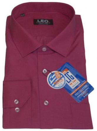 Μακρυμάνικο πουκάμισο Fil-a-Fil σε κλασσική γραμμή και γαλλική ραφή.Εάν ψάχνεις ένα διαχρονικό ρούχο που να μην το επηρεάζουν οι εναλλαγές της μόδας ενώ ταυτόχρονα μπορεί να σου δώσει μεγάλο εύρος επιλογών όσο αφορά τους συνδυασμούς που μπορείς να συνθέσεις με αυτό, τότε μόλις βρήκες το προϊόν που σου ταιριάζει απόλυτα.Η αστείρευτη και συνεχώς εμπλουτιζόμενη παλέτα χρωμάτων θα σε παροτρύνει να το ταιριάξεις με ένα από τα κουστούμια σου για μια επίσημη εμφάνιση ενώ μπορείς με μεγάλη ευκολία να το προσθέσεις και στην καθημερινή σου γκαρνταρόμπα μιας και συνδυάζετε εξίσου εύκολα με παντελόνια τύπου τζιν και καπαρτινέ.Η προσθήκη του σκληρού κλασσικού κολάρου στον γιακά με την χρήση μπανέλας σου επιτρέπει να φορέσεις το συγκεκριμένο πουκάμισο με γραβάτα αλλά και χωρίς αυτή, σηκώνοντας τον γιακά σε όποια θέση επιθυμείς, για μια πιο casual εμφάνιση.Τέλος η λιτή γραμμή του ρούχου,η επιλογή των υλικών, αλλά και η προσεγμένη ραφή μας που εγγυάται η πείρα της εξειδίκευσής των 55 και πλέον ετών στην κατασκευή πουκαμίσων,υπόσχεται να αναδείξει όποιο σύνολο επιλέξεις να το συνδυάσεις ,κερδίζοντας τις εντυπώσεις.