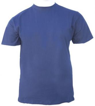 T-shirt μονόχρωμο από βαμβακερό μακό με ένα διακριτικό κέντημα.Ένα μπλουζάκι ιδανικό για τους περισσότερους μήνες.Όταν ο υδράργυρος προσπαθεί να φτάσει ή φτάνει στο κόκκινο και κάθε άλλος τύπος υφάσματος γίνετε αφόρητος κάτω από τον ελληνικό ήλιο ,το βαμβακερό ρούχο γίνετε μια απαράβατη αναγκαιότητα σε κάθε ανδρική γκαρνταρόμπα.Κατασκευασμένο από 100% εξαιρετικής ποιότητας βαμβάκι,απαλό στην αφή και δροσερό λόγω της αγανής πλέξης του,δεν θα θες να το αποχωριστείς από πάνω σου.