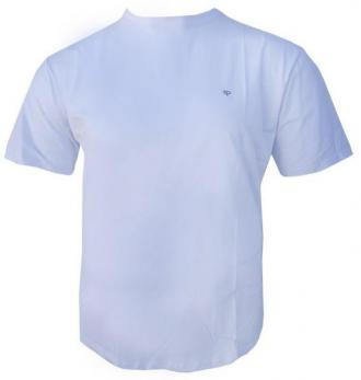 T-shirt μονόχρωμο από βαμβακερό μακό με ένα διακριτικό κέντημα.Ένα μπλουζάκι ιδανικό για τους περισσότερους μήνες.Όταν ο υδράργυρος προσπαθεί να φτάσει ή φτάνει στο κόκκινο και κάθε άλλος τύπος υφάσματος γίνετε αφόρητος κάτω από τον ελληνικό ήλιο ,το βαμβακερό ρούχο γίνετε μια απαράβατη αναγκαιότητα σε κάθε ανδρική γκαρνταρόμπα.Κατασκευασμένο από 100% εξαιρετικής ποιότητας βαμβάκι,απαλό στην αφή και δροσερό λόγω της αγανής πλέξης του,δεν θα θες να το αποχωριστείς από πάνω σου.