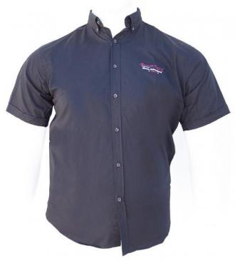 Με γνώμονα την κάθε προσεγμένη εμφάνιση που θες να κάνεις,η Leo Collection επέλεξε το συγκεκριμένο πουκάμισο μέσα από μια αστείρευτη γκάμα πουκαμίσων.Παίξε με τους χρωματικούς συνδυασμούς εναλλάσσοντας τα παντελόνια που έχεις στην γκαρνταρόμπα σου,ανάλογα την περίσταση αλλά και το κύρος που θέλεις να προσδώσεις στην εκάστοτε εμφάνιση σου.Ταίριαξε το με το αγαπημένο σου τζιν η καπαρτινέ πεντάτσεπο παντελόνι,φορώντας το ριχτό και έξω από το παντελόνι σου για ένα άνετο και ξεχωριστό καθημερινό ντύσιμο. Είναι γεγονός πως τα τελευταία χρόνια τα έντονα σχεδιαστά πουκάμισα έχουν κάνει την είσοδο τους στο ανδρικό ντύσιμο αλλά και στις περισσότερες ανδρικές γκαρνταρόμπες .Ευκολοφόρετα και εντυπωσιακά στην εμφάνιση εκ φύσεως δώσανε στυλιστικές λύσεις στο καθημερινό αλλά και στο επίσημο μοντέρνο ανδρικό ντύσιμο.Παρακολουθώντας λοιπόν από κοντά τις τάσεις της μόδας αλλά και τους διεθνείς καταλόγους παραγωγής των μεγαλύτερων υφαντουργιών στον τομέα του ανδρικού πουκαμισού,η Leo Collection συνεχίζει να επιλέγει τα ιδανικά υφάσματα που αφορούν το ανδρικό πουκάμισο σε μεγάλο μέγεθος με τις όποιες ιδιαιτερότητες αυτό έχει.Άλλωστε η πείρα των 55 και πλέον ετών της είναι η προφανέστερη και καλύτερη εγγύηση που μπορείς να έχεις.