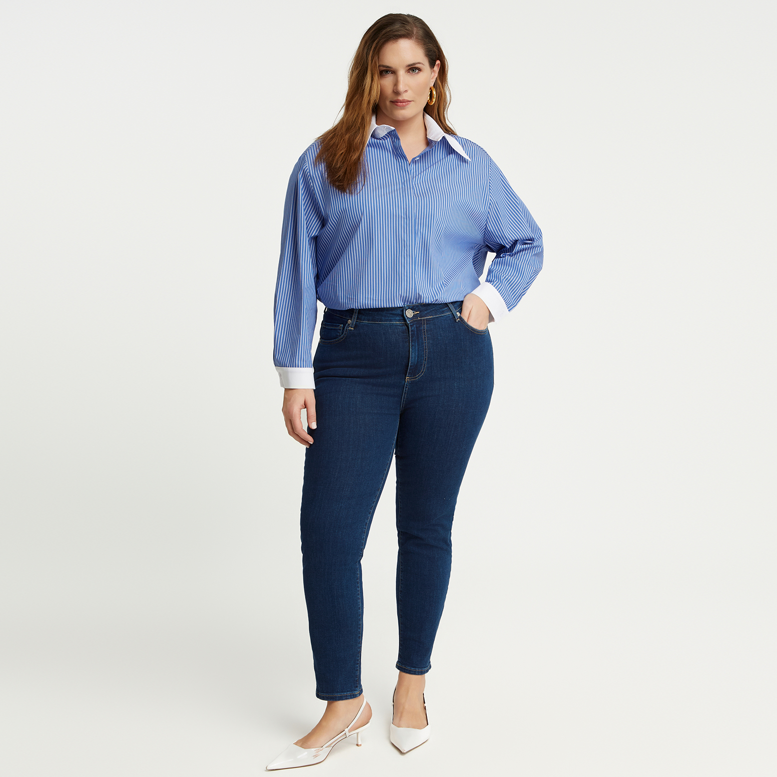 Αυτό το μπλε τζιν σε slim γραμμή προσφέρει μια σύγχρονη εκδοχή του καθημερινού denim. Η κομψή εφαρμογή και οι καθαρές λεπτομέρειες δημιουργούν ένα δυναμικό, προσεγμένο look που συνδυάζεται εύκολα με tailored πουκάμισα, πλεκτά ή statement tops. ● Πλούσιο μπλε τζιν με κομψό, σύγχρονο φινίρισμα ● Slim γραμμή που αγκαλιάζει φυσικά το πόδι ● Καθαρές, λιτές γραμμές για προσεγμένο αποτέλεσμα ● Κλείσιμο με φερμουάρ και κουμπί ● Ένα ευέλικτο denim κομμάτι για αναβαθμισμένα καθημερινά looks 88%COTTON 10%POLYESTER 2%ELASTANE Το μοντέλο έχει ύψος 1,80 εκ. και φοράει S 