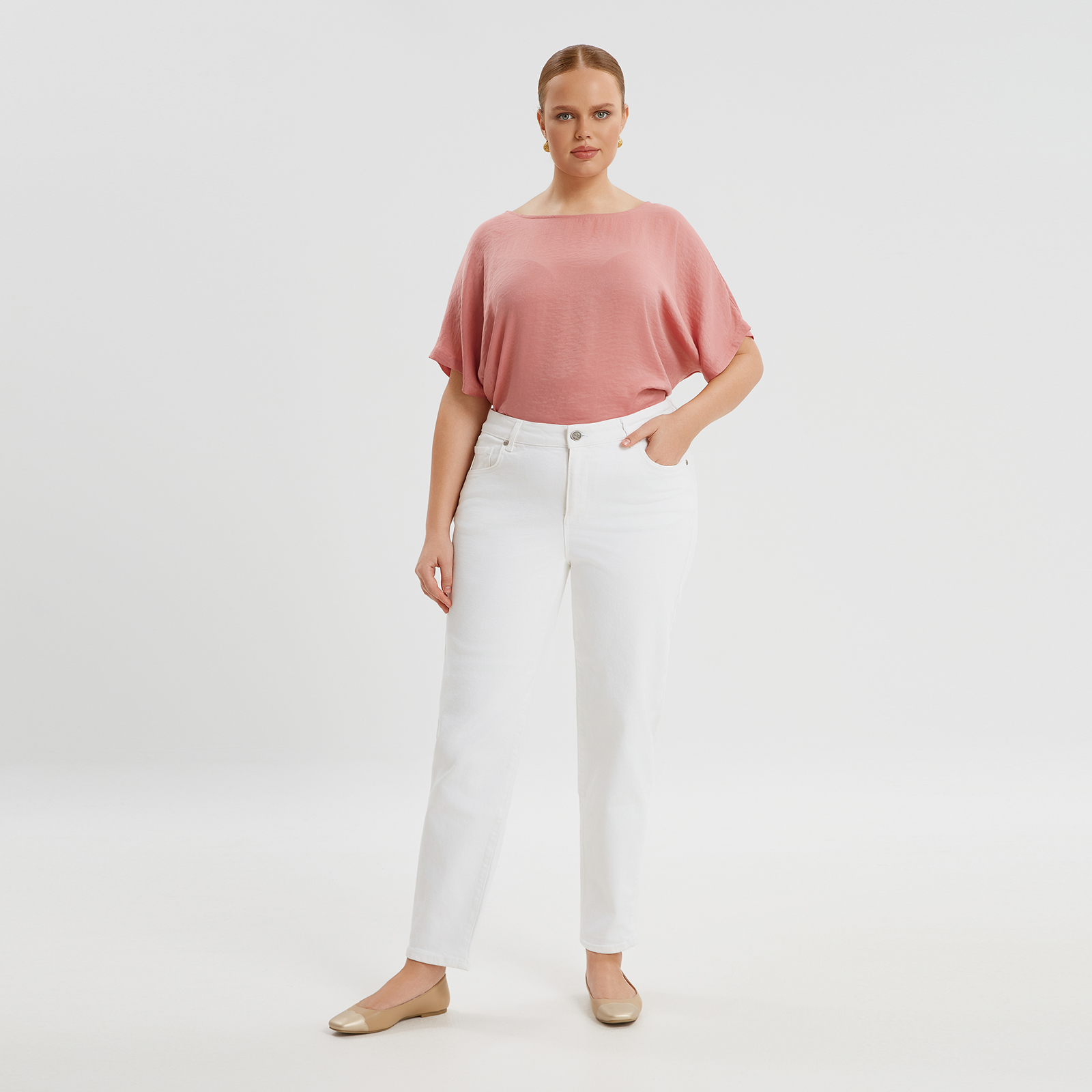 ● Ελαστικό βαμβακερό denim ● Ψηλόμεσο ● Κλείσιμο με μεταλλικό κουμπί και φερμουάρ ● Πέντε τσέπες ● Mom γραμμή Μήκος (εσωτερική ραφή): 70 εκ 98%COTTON 2%ELASTANE Το μοντέλο έχει ύψος 1,79 εκ. και φοράει M 