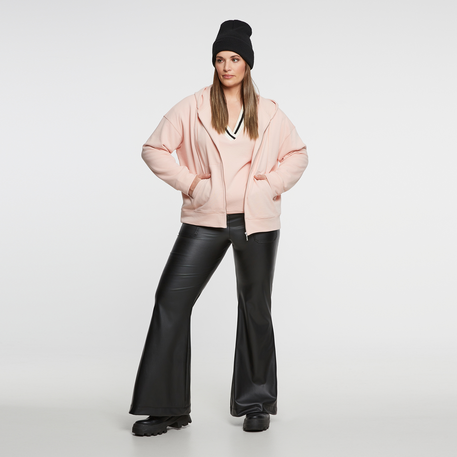 ● Απαλή ελαστική δερματίνη ● Λάστιχο στη μέση ● Flare γραμμή ● Ελαστική μέση ● Patch τσέπες Μήκος (εσωτερική ραφή): 79 εκ. 100%POLYURETHANE Το μοντέλο έχει ύψος 1,79 εκ. και φοράει S 