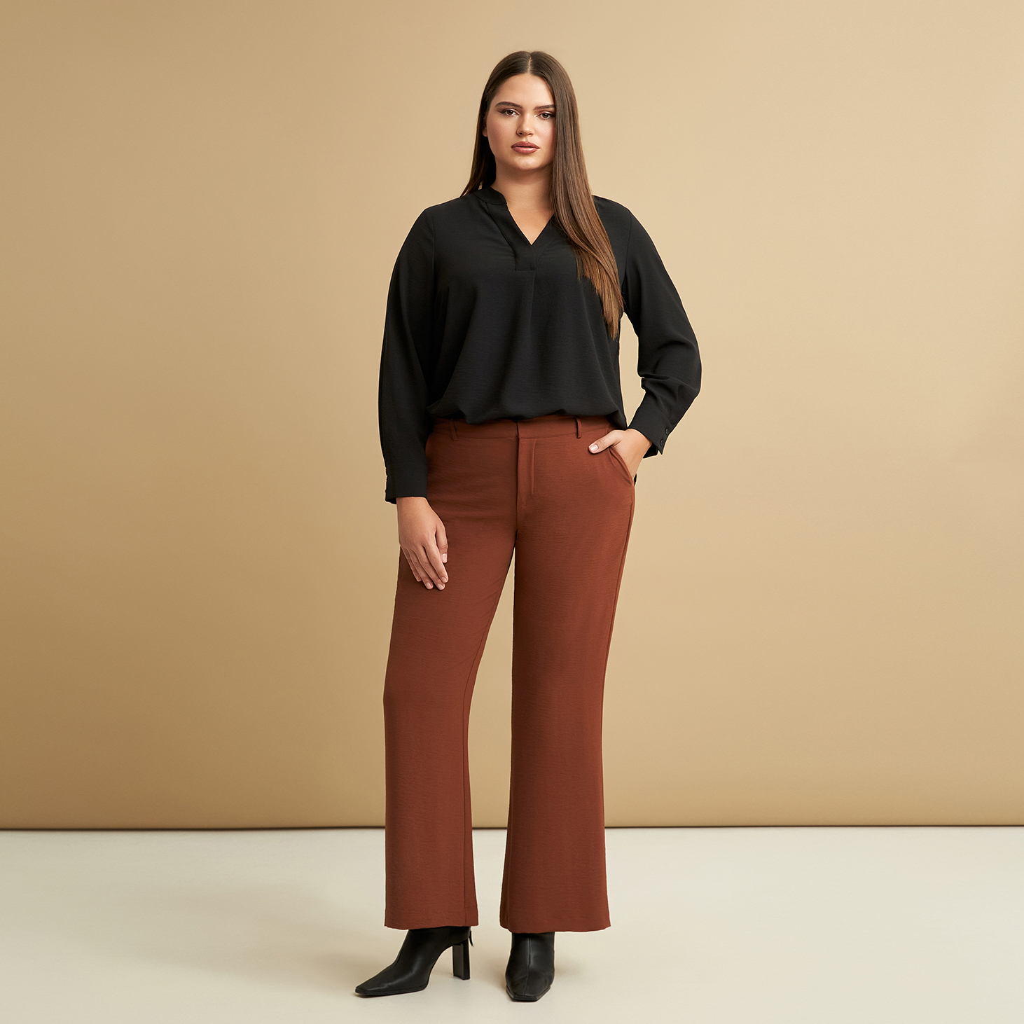 ● Πανάλαφρο κρεπ ύφασμα ● Κλείσιμο με φερμουάρ %26 κόπιτσα ● Ελαστική μέση πίσω ● Πλαϊνές τσέπες ● Γραμμή καμπάνα Μήκος (εσωτερική ραφή): 83 εκ 100%POLYESTER Το μοντέλο έχει ύψος 1,80 εκ. και φοράει S 